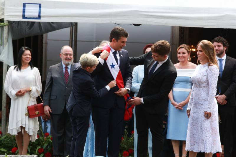 Os escolhidos para colocar a faixa no governador foram seus filhos: Helder Filho, Thor e Heva. 