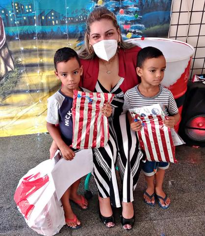 Fabíola e Alunos da Escola
